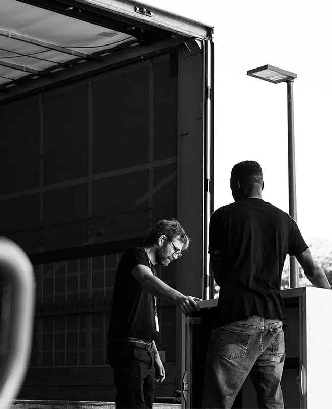 Deux techniciens Broke & Recycling montent une armoire basse dans un camion