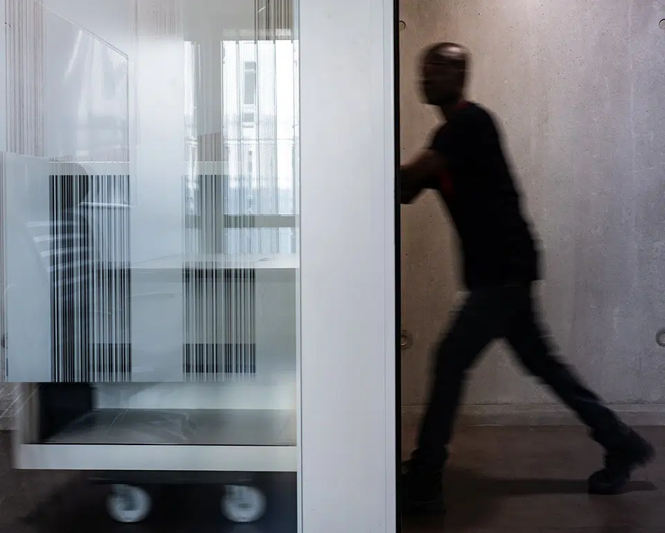 Technicien Broke & Recycling poussant un meuble de bureau