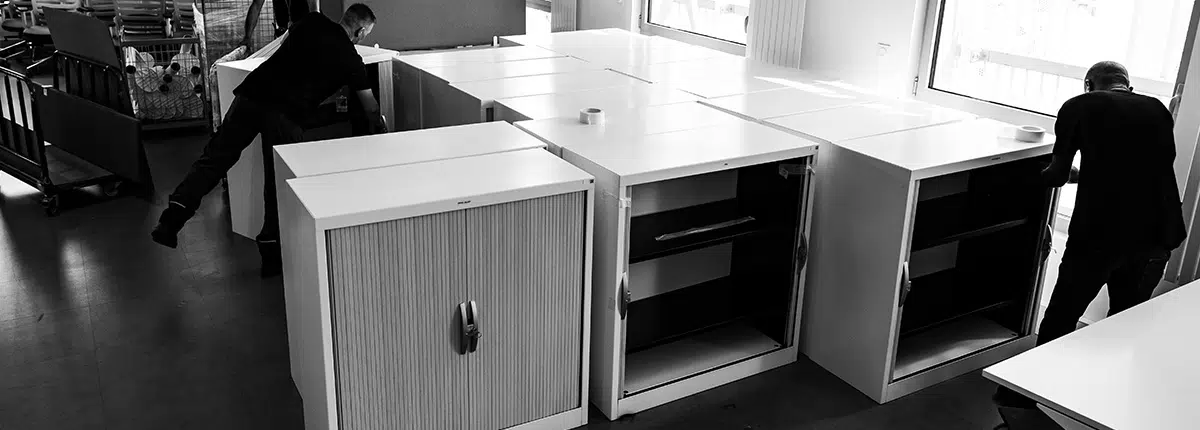 Techniciens Broke & Recycling préparant des armoires pour un don de mobilier